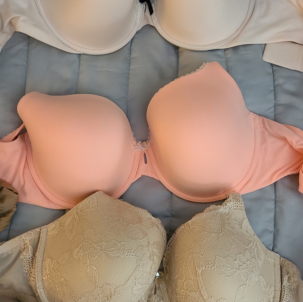 Lot of 5 Bras. 4 Victoria Secret. 1 Warners